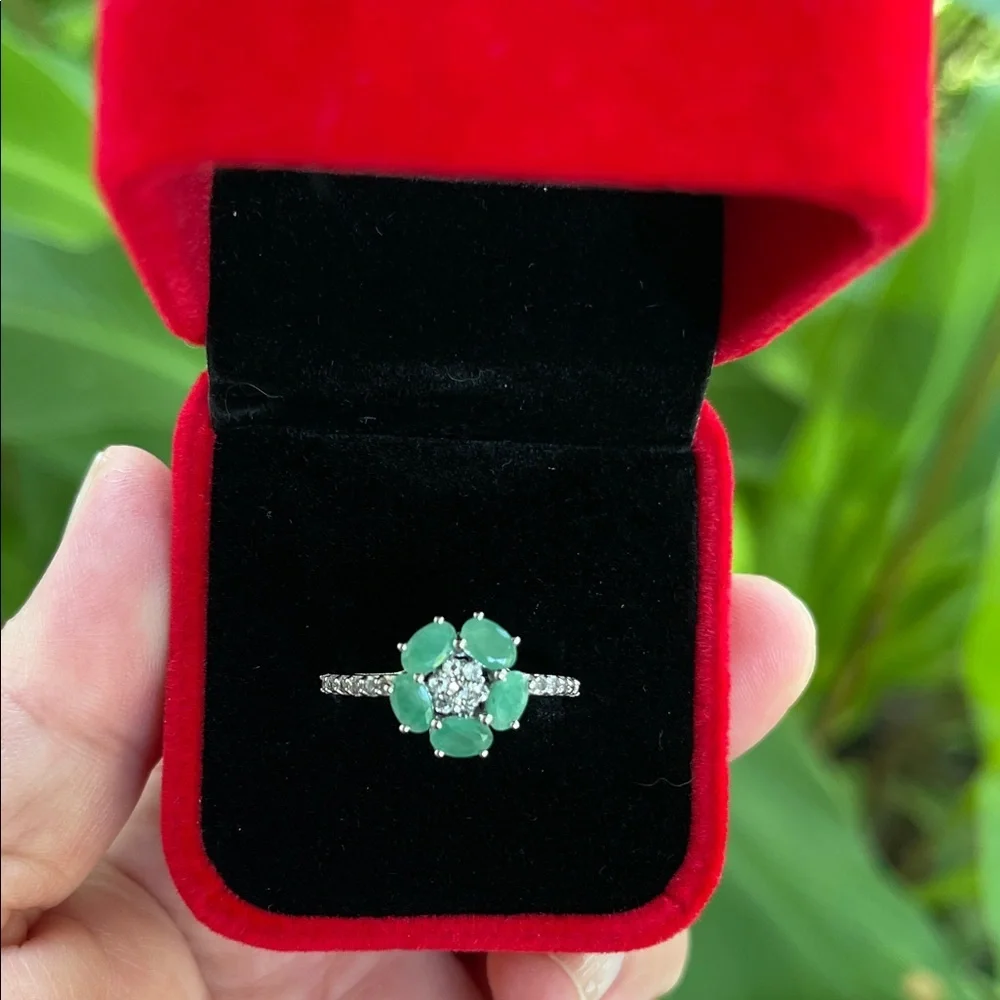 NWT Genuine Natural Emerald and White Topaz Gemstone Rosetta Ring Size 7
